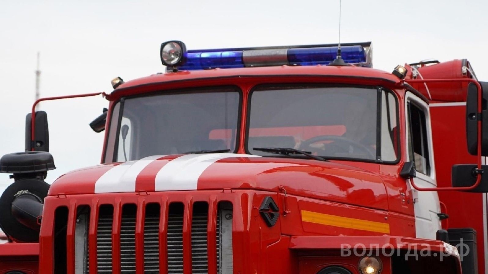 Списанный автобус загорелся в Вологде
