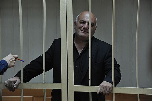 Захвативший заложников в банке бизнесмен частично признал вину