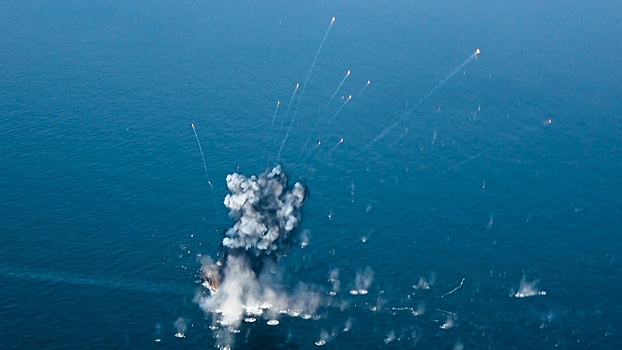 Нефтяной танкер попал под обстрел в Ормузском проливе у берегов Омана