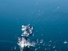 Нефтяной танкер попал под обстрел в Ормузском проливе у берегов Омана