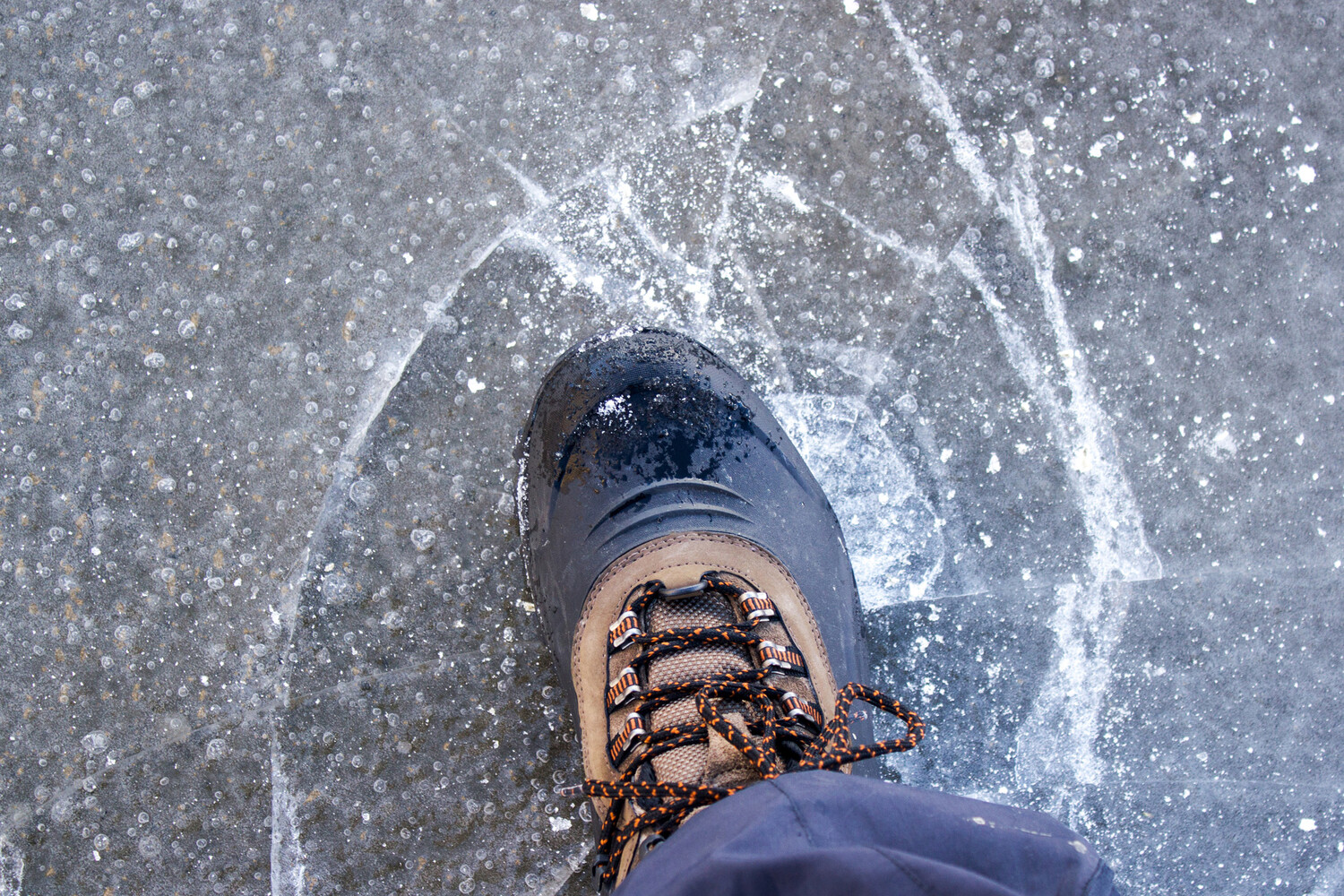 В Приморье школьник провалился под лед и не выжил