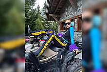 Рита Ора в "колючих" наушниках и перьях отдыхает на горнолыжном курорте во Франции