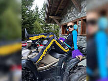 Рита Ора в "колючих" наушниках и перьях отдыхает на горнолыжном курорте во Франции