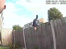 В Лондоне полицейский перепрыгнул забор, как в фильме "Типа крутые легавые"