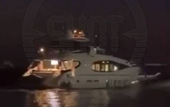 В российском городе яхта снесла несколько катеров под салют и попала на видео