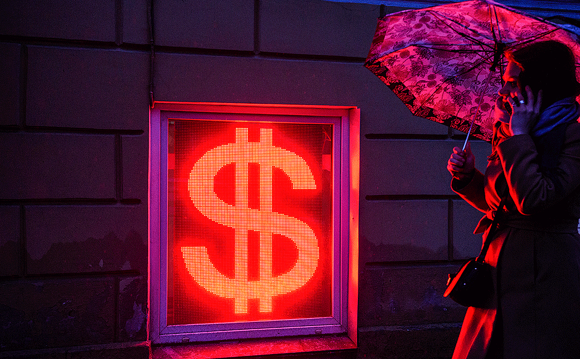 В Россию завезли тонны долларов и евро