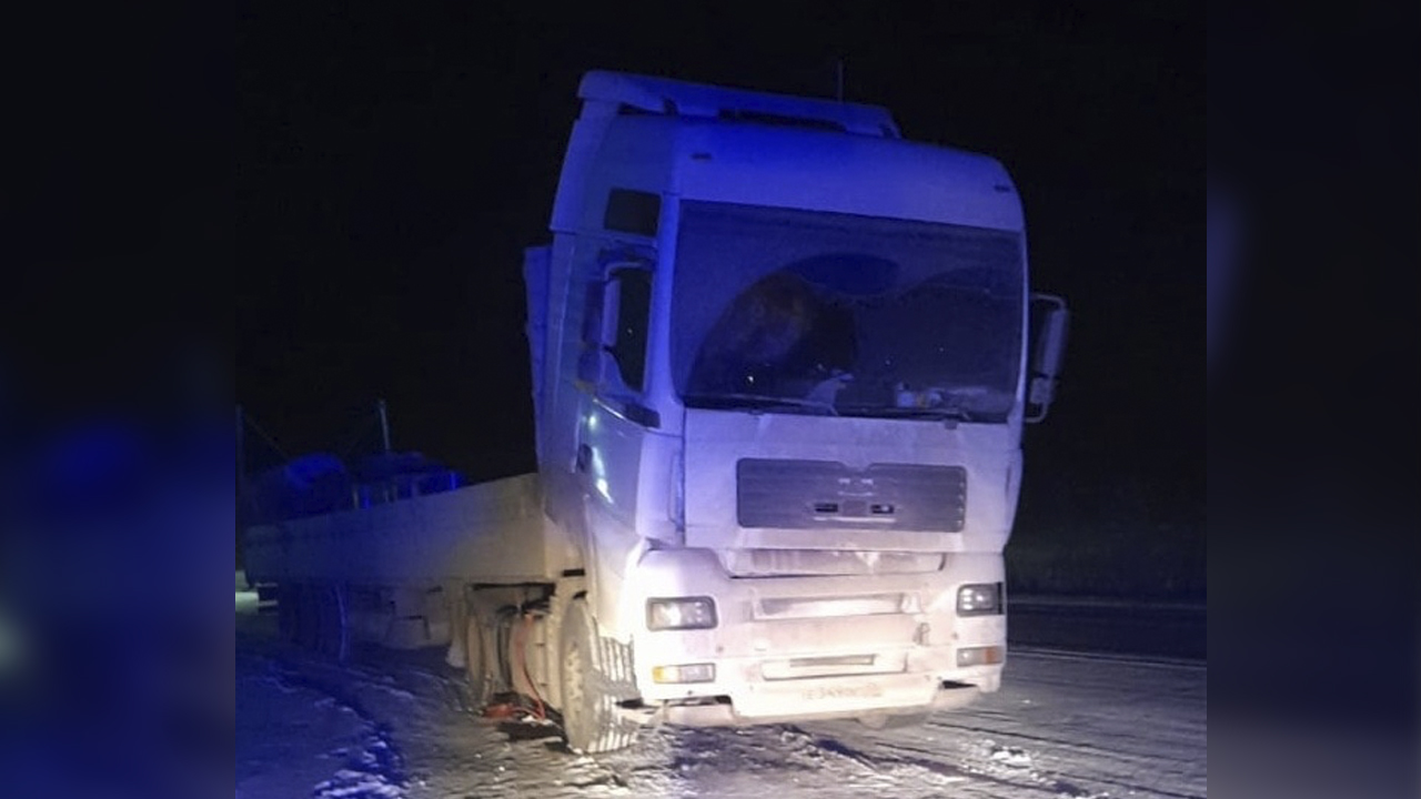 Водитель из Екатеринбурга чуть не замерз на трассе между Сургутом и Салехардом