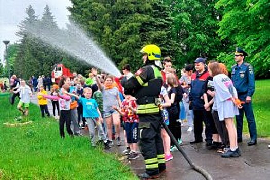 Зеленоградские пожарные и спасатели обеспечивают безопасность детей в летних лагерях