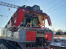 В Амурской области после столкновения поезда и трубовоза пострадал машинист