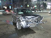 «Руль был в крови»: возле театра оперы и балета жёстко столкнулись две иномарки