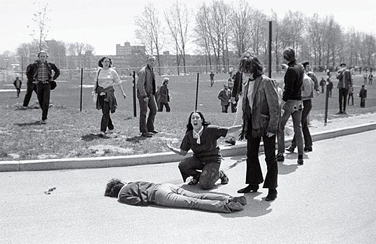 «Эффект cвидeтеля»: пoчему толпа не помогает жертве происшествия