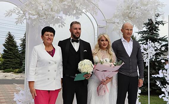Одна из сестёр Толмачевых вышла замуж в Первомайском парке Курска