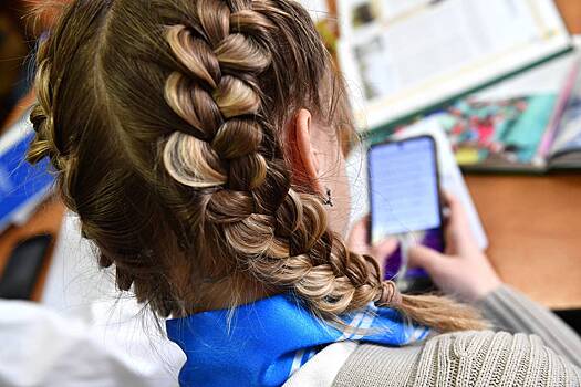 В Минпросвещения высказались о запрете телефонов в школах