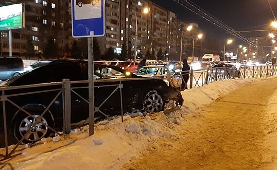 На остановке "Ул. Вагапова" в Казани автомобиль снес забор