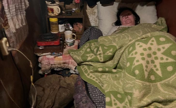 В Курске женщина после инсульта два года живет в гараже