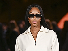 Наоми Кэмпбелл похвасталась фигурой в мини-юбке