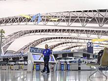 Турист сорвался с ограждения в аэропорту, потерял сознание после падения и не выжил