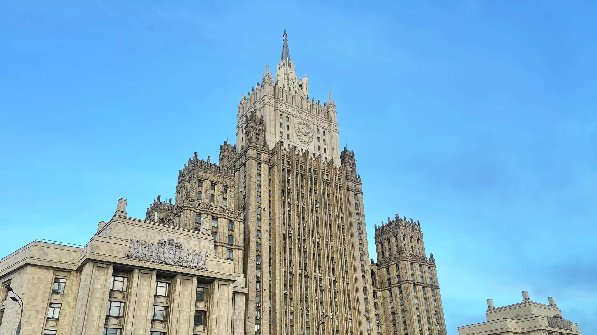 МИД РФ: Киев готов в угоду Западу подсадить на наркотики четверть населения
