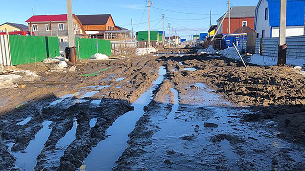Жители одного из районов Салехарда боятся остаться без питьевой воды из-за грязи на дороге. ФОТО