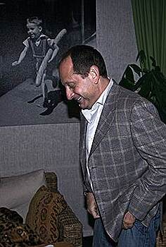 Александр Варшавский зашел на кухню