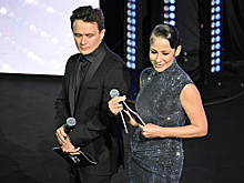 У ведущей Юлии Барановской упала сережка во время выступления на модной премии