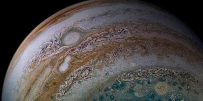 Слияние штормов на Юпитере. Новое фото «Юноны»