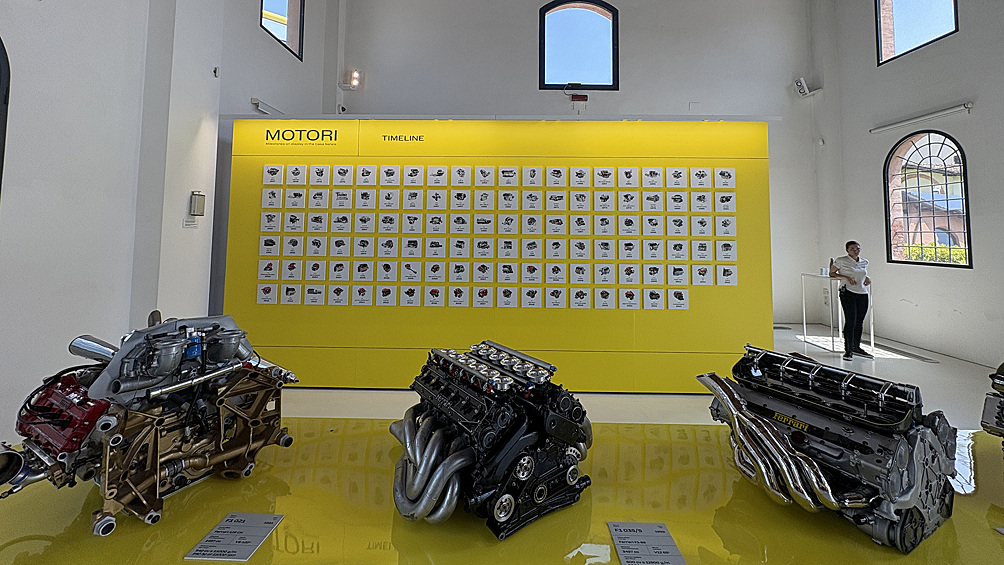 В историческом здании мастерской Феррари преимущественно выставлены двигатели Ferrari разных лет, и несколько автомобилей Формулы 1. Кроме того, есть стенд с таймлайном, на котором можно проследить всю эволюцию гоночных моторов Ferrari. Самому Энцо Феррари приписывают крылатую фразу о том, что «аэродинамика — для тех, кто не умеет строить двигатели». Эта реплика отражала его убеждение в том, что именно мощь мотора имеет первостепенное значение для победы в гонках.