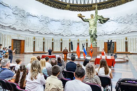 Юным москвичам вручили первые паспорта в Зале славы Музея Победы