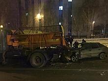 Водитель "четырнадцатой" въехал в машину дорожной службы