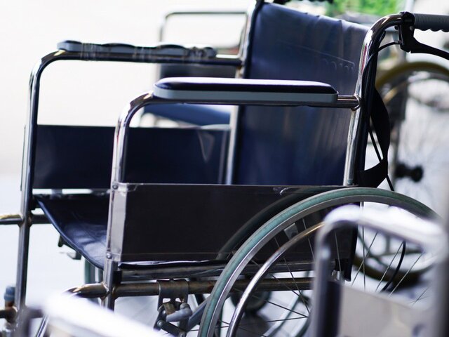 Инвалид в Воронеже сломал обе ноги, упав с обледеневшего пандуса