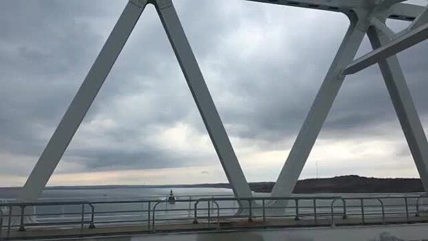 Корабль «Азов» впервые прошел под аркой Крымского моста
