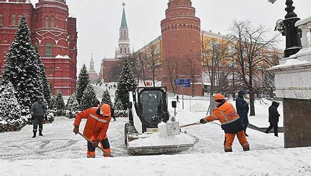 Первая снежная битва зимы: как в Москве убирают снег
