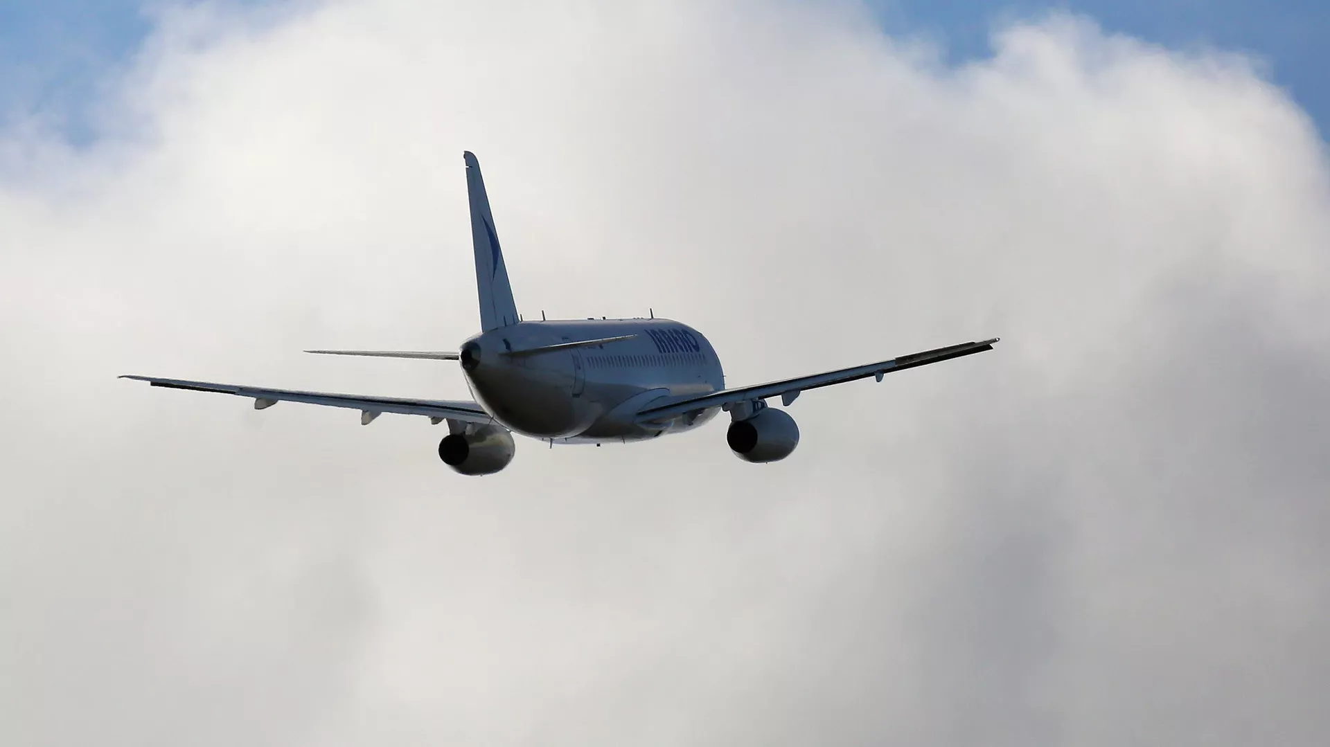 Самолет Superjet 100 потерял капот во время взлета и попал на видео
