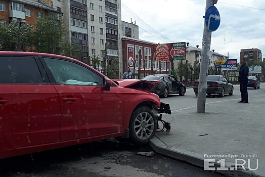 На Восточной после столкновения двух иномарок образовалась пробка