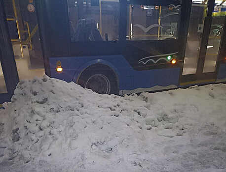 Жители Саратова не могут сесть в троллейбус из-за сугроба на остановке