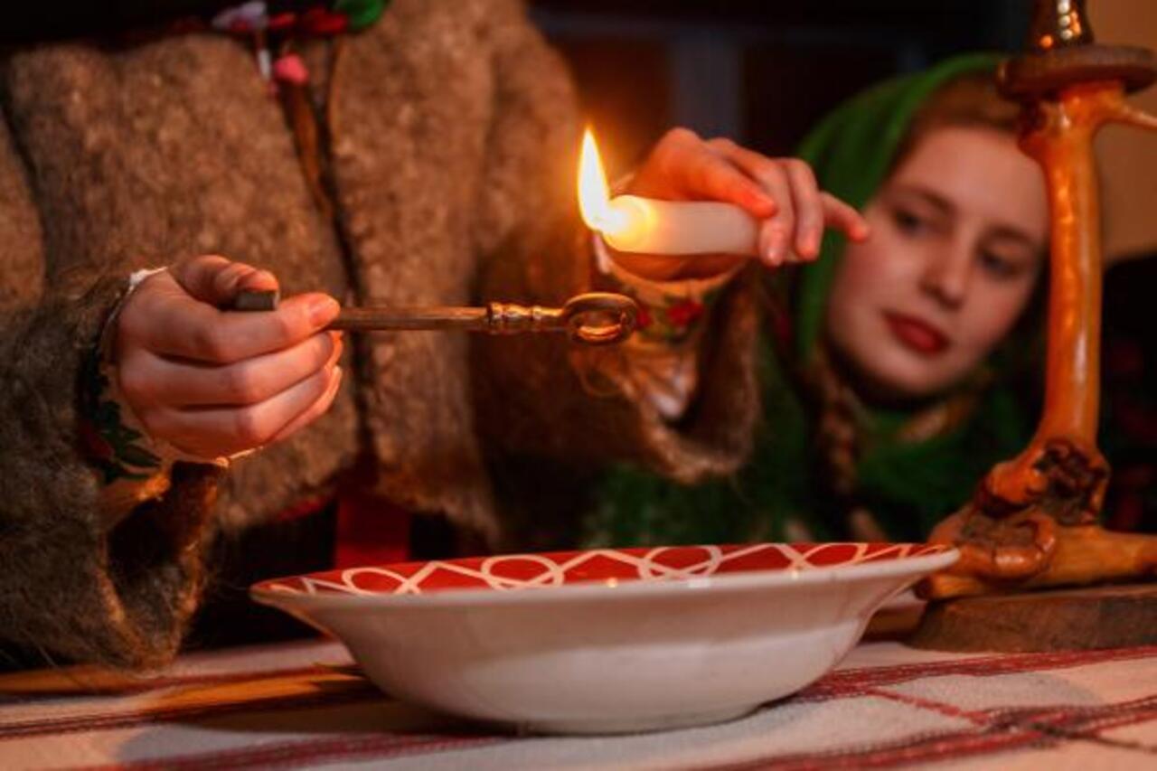 Гадание на святки отзывы. Девушки гадают. Девушки гадают на Рождество. Предметы для святочных гаданий. Гадзания.