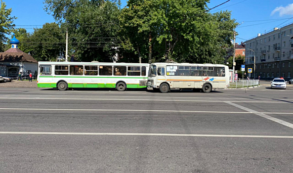 В центре Воронежа в столкновении двух автобусов пострадали трое пассажиров