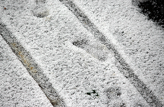 Питер в снегу в июле: «Град разгребали зимними лопатами»