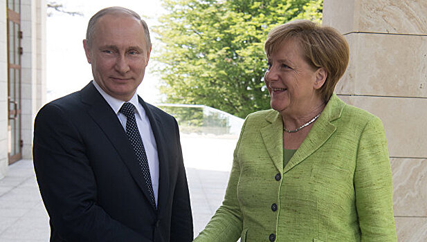 Путин и Меркель могут обсудить переход на евро