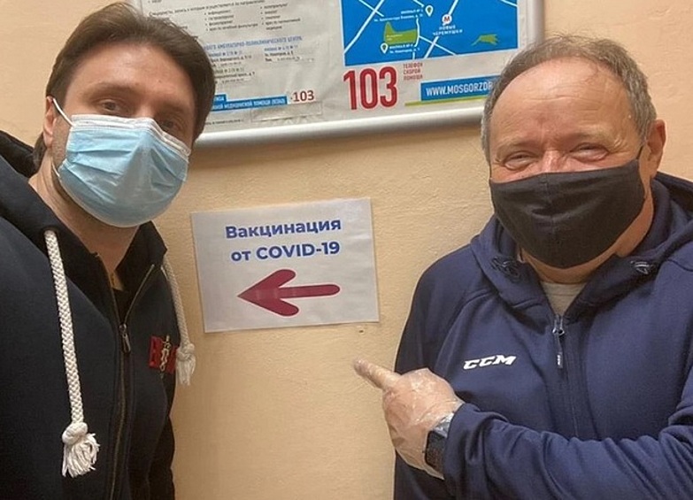 Алексей Маклаков отправился получить свою порцию вакцины вместе с приятелем – Эдгардом Запашным. 