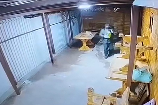 В Омске задержали троих поджигателей банного комплекса