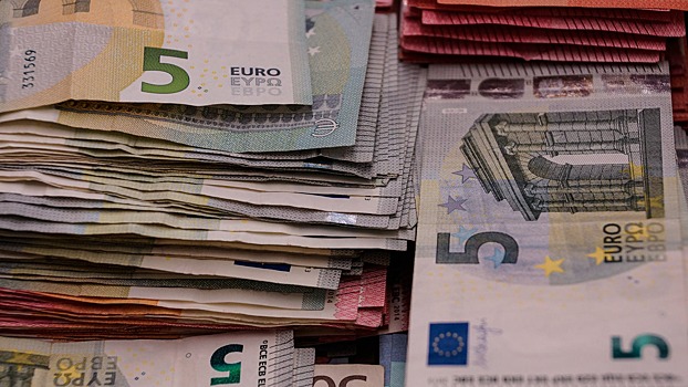Доллар и евро в пятницу пошли вверх после падения накануне