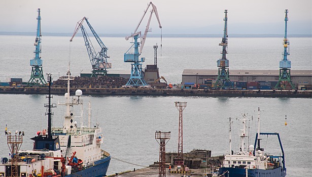 Спасатель «Рубин» буксирует аварийный танкер «Палладий» в сахалинский порт на ремонт