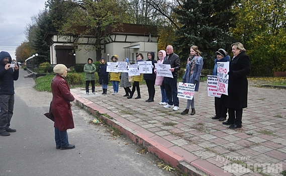 Курская область. В Железногорске прошёл пикет родственников арестованных полицейских