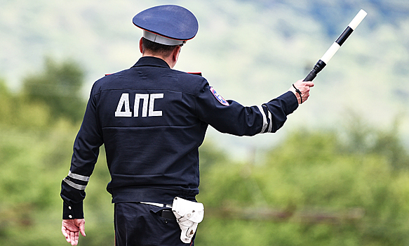 Mercedes депутата сбил полицейского