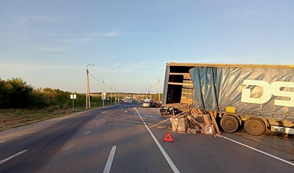 Два человека погибли в массовом ДТП на трассе под Волгоградом