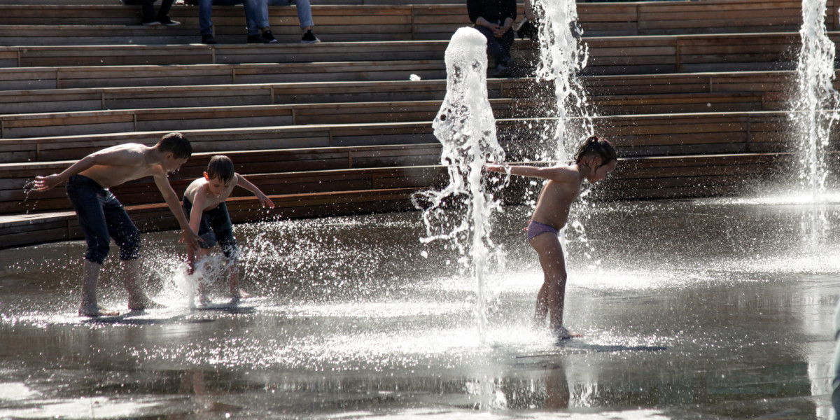 Опасное купание. Купание летом. Лето жара фонтаны. Купаться в фонтане. Жара в городе.
