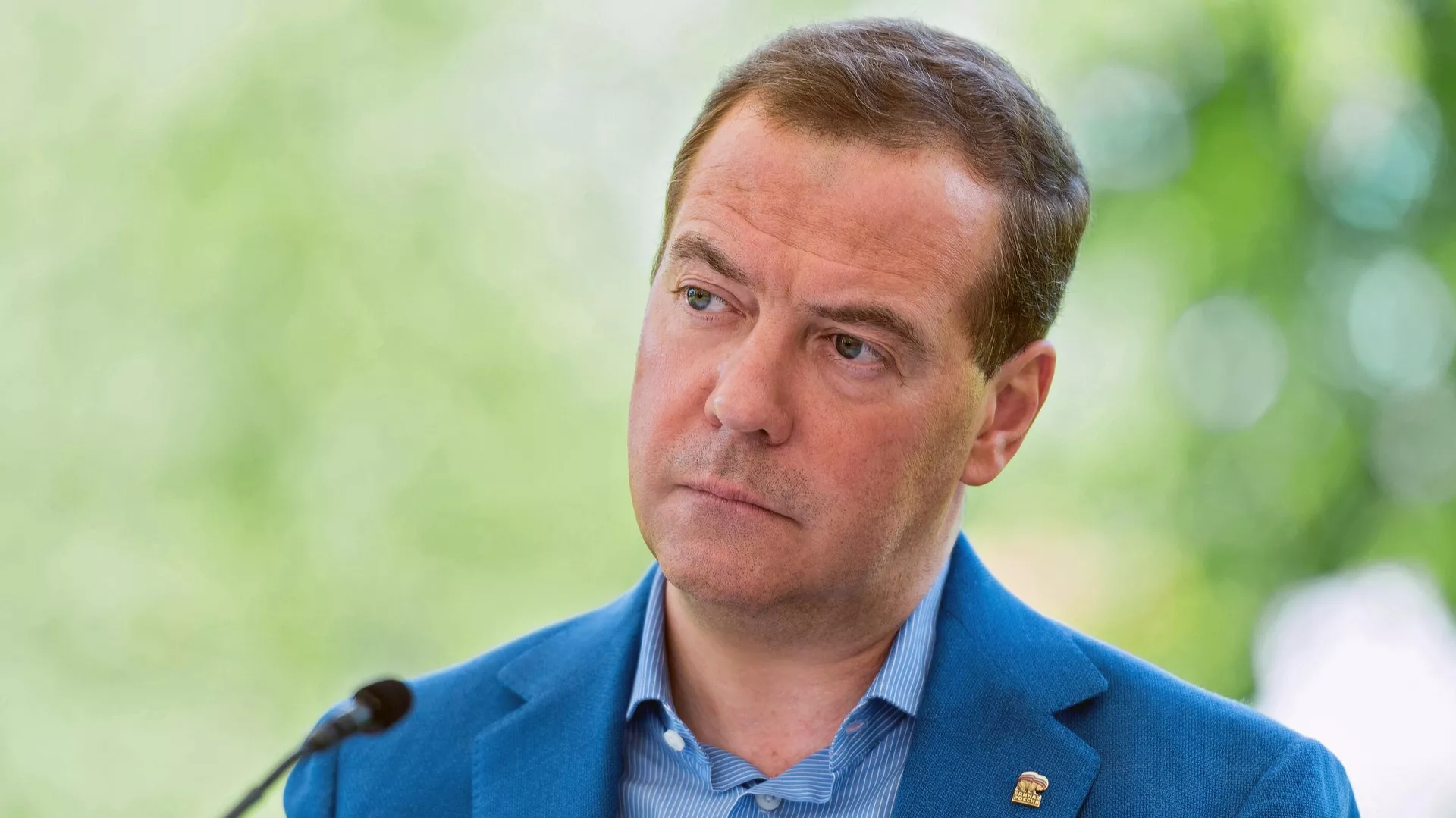 Медведев раскритиковал Макрона за перенос визита в Киев