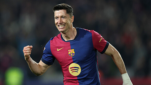 «Барселона» просила Левандовского перестать забивать голы, чтобы не платить бонус «Баварии», говорится в книге об игроке