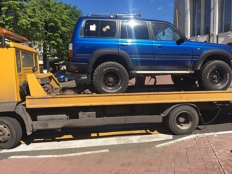 Приставы увезли на эвакуаторе внедорожник из-под окон правительства